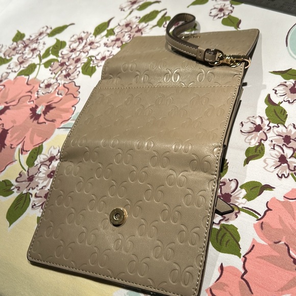 Nine West wristlet. Tan no stains. Holds cards outside pocket Smoke free home - Picture 7 of 7